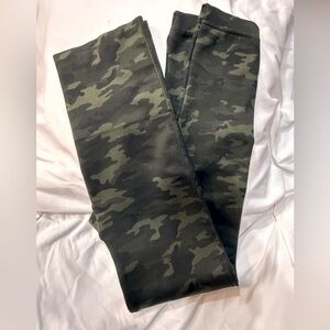 SPANX High Waisted Dark Green Camo Leggings Thick Material Stretchy Size Md EUC